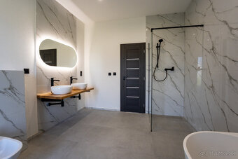 Na predaj 5-izbový rodinný dom v Moravanoch nad Váhom - 3