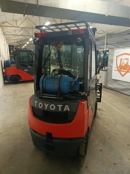 Čelni vozík Toyota 02-8FGF18 s Dvouvidlice - 3