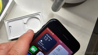 Apple iPhone SE 2020 64GB tmavý - 3