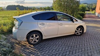 Toyota Prius III - 1,8 Automat HYBRID r.2010 SLEVA možná - 3