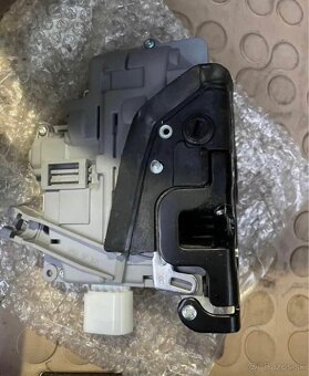 Vw passat b6 zadny zamok dveri novy - 3