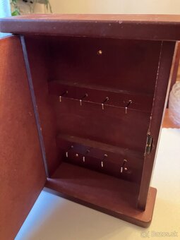 Drevena skrinka na kluce - 3