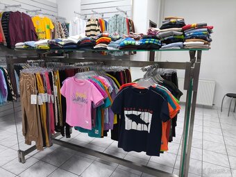 Predám nábytok a vybavenie predajne - 3