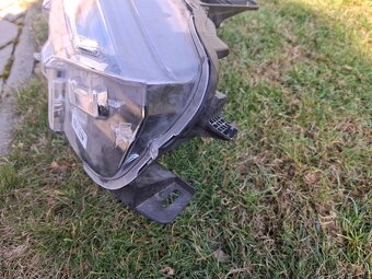 Mustang Mach práve svetlo - 3