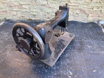 Starý šijací stroj PFAFF - 3