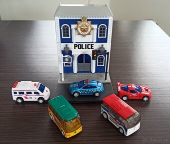 Policajná stanica a 5 áut, angličáky - 3