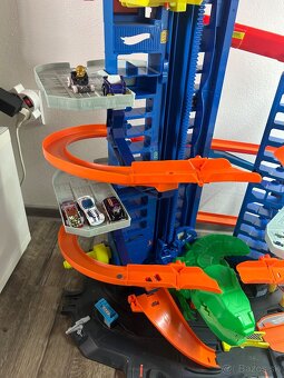 Hot Wheels, garáž T-Rexa - 3