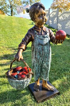 Bronzová socha-Dívka s jablky-kolorovaná-UNIKÁT - 3