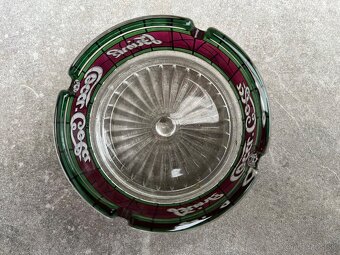 Predám sklenený popolník coca-cola - 3