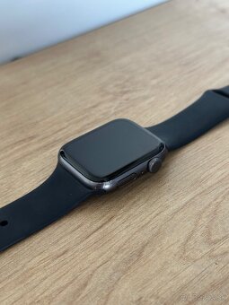 Apple watch SE 44mm hodinky - 3
