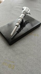 Retro věci  - popelníky, bakelitové rádio, lampa,baterky - 3