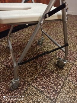 Sprchovacia pojazdná stolička. - 3