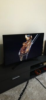 LG 42" 4K UHD UJ635V. - 3