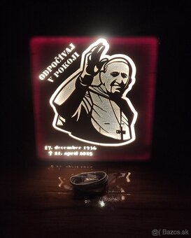 Dekoratívna nabijateľná LED lampa s motívom Pápež František - 3