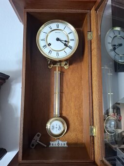 Predám funkčné nástenné hodiny Franz Hermle Germany polbicie - 3