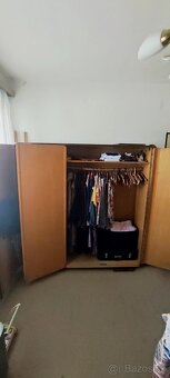 Darujem šatníkovú skriňu + set - 3