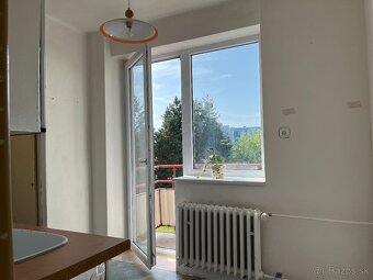 Na predaj 2-izbový byt s tromi balkónmi v tichej lokalite - 3