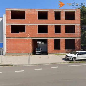 Rozostavaná polyfunkčná budova v centre Hlohovca - 3