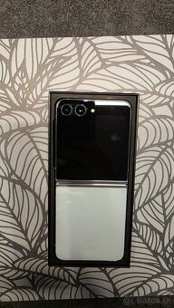 Predam (NOVY) telefon Samsug Flip 5 - 3