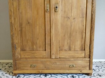 Stará, secesní skříň po renovaci, voskovaná 2 - 3