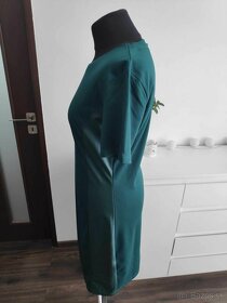 Smaragdové šaty s eko-kožou po bokoch M/L - 3