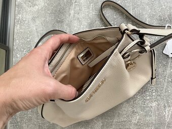 Dámska béžová crossbody kabelka Guess NOVÁ - 3