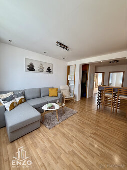 PRENÁJOM: Priestranný 4-izbový byt s výhľadom na hrad v cent - 3