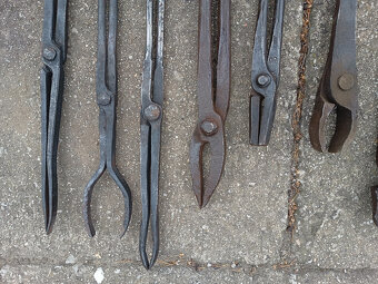 Kováčske kliešte ,náradie,kladiva ,sekera,nebožiec 21 - 3