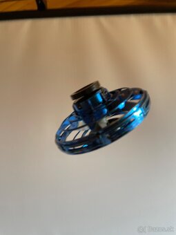 Farebne svietiaci Electricky boomerang - 3