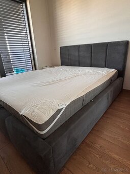 Predám kvalitnú čalúnenú posteľ 160x200 s úložným priestorom - 3