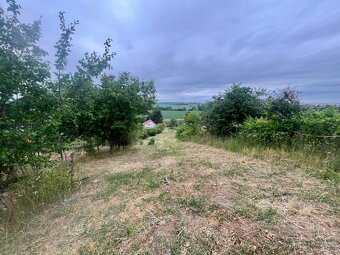 🌄 Idylický pozemok s panoramatickým výhľadom na Levice — vý - 3