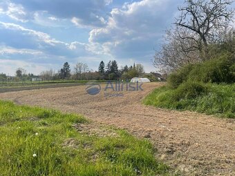 Slnečný pozemok v tichej lokalite len 14km od Šale - 3