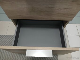 Menšia skrinka s umývadlom - 3