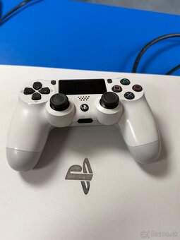 Predám hernú konzolu PS4 PRO 1TB White Minimálne Známky - 3