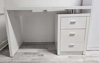 Písacie stoly, kancelárske stoličky, skrinky, gauč, stolík - 3