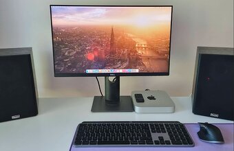 Apple Mac mini M2 s monitorom a reproduktormi - 3