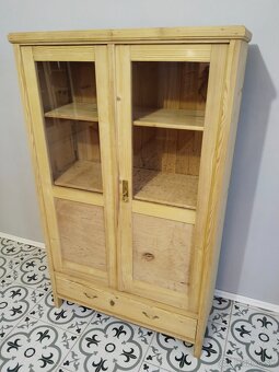 Stará skříň, skříňka, knihovna po renovaci - 3