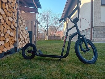 Kolobežka s nafukovacími kolesami. - 3
