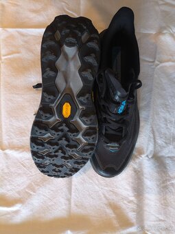 HOKA - 3