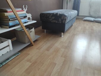 Predám veľkú kvalitnú taburetku s úložným priestorom - 3