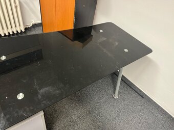 Sklenený kancelársky stôl s kovovými nohami a zásuvkovou skr - 3