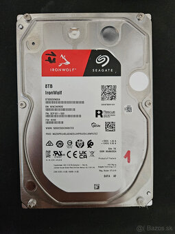 Seagate IronWolf 8TB, WD Red 8TB - 3