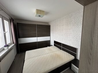 Predam manzelsku postel s odkladacim priestorom a rostami - 3