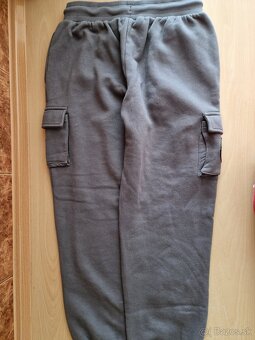 1x teplákové kapsáče veľ. 152/158, 3x nohavice veľ. 140 - 3