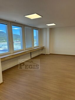 Kancelárie - celé poschodie aj jednotlivo na prenájom - 3