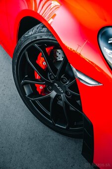 Porsche 718 Cayman GT4 - 3