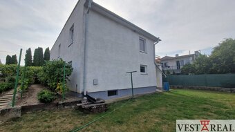 Na predaj veľký rodinný dom s garážou pozemok 838 m2 Veľké K - 3