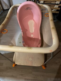 Ohradka s vaničkou a oblečením - 3