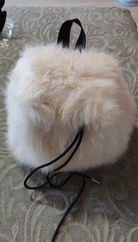 biely chlpatkový batoh - 3