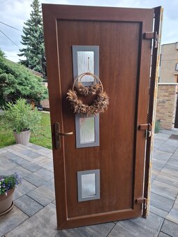 Plastové vchodové dvere a balkónové dvere so zárubňou - 3